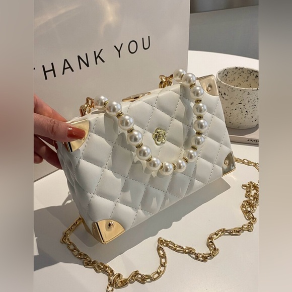 Quilted Pearl & Diamond Clasp
Handle Box Bag With Metal Chain - Picture 1 of 5